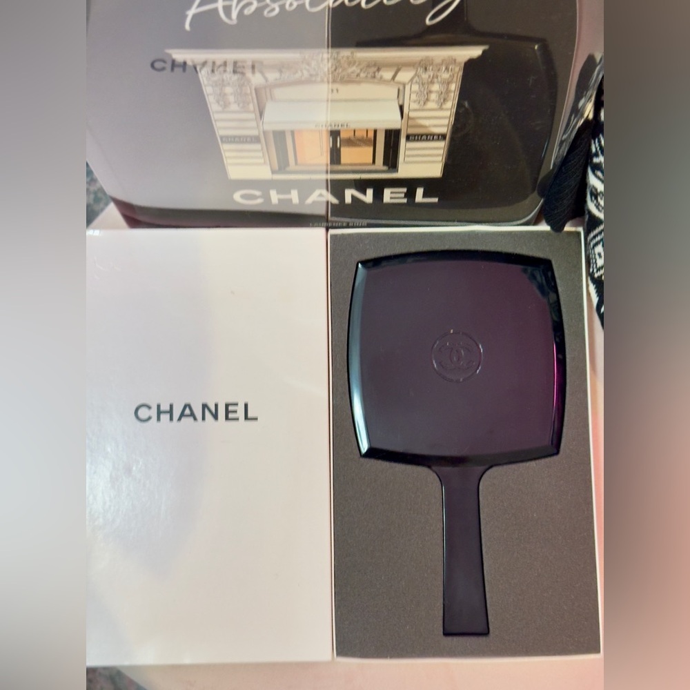 ❤️🔥 LOW START - Vintage Chanel Hand Mirror - Picture 1 of 4